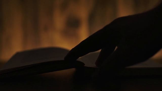 Спеша на ферму тракторист дал ключи от дома бродяжке с малышом А вернувшись заглянул в окно и