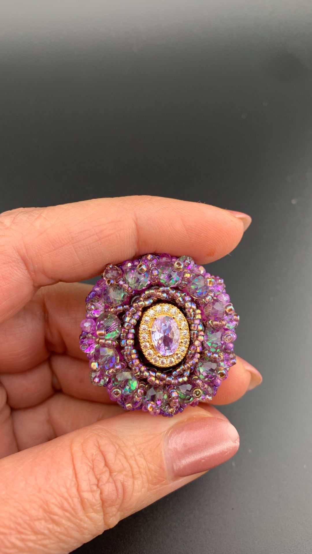 Процесс создания броши из бисера и бусин.