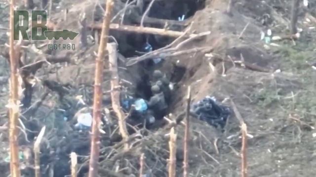 Наш штурмовик забирается в хохлячий окоп и минусует трёх фашистовZОV