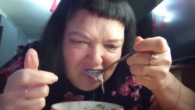 24-04-2026 сделала окрошку. жрем на камеру на ночь и мне не жирно