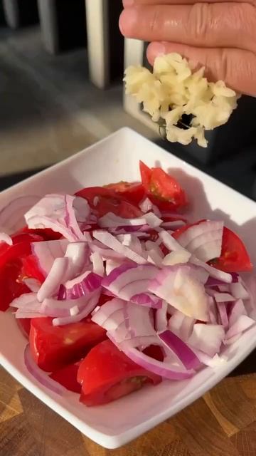 Вкусный салат с помидорами 