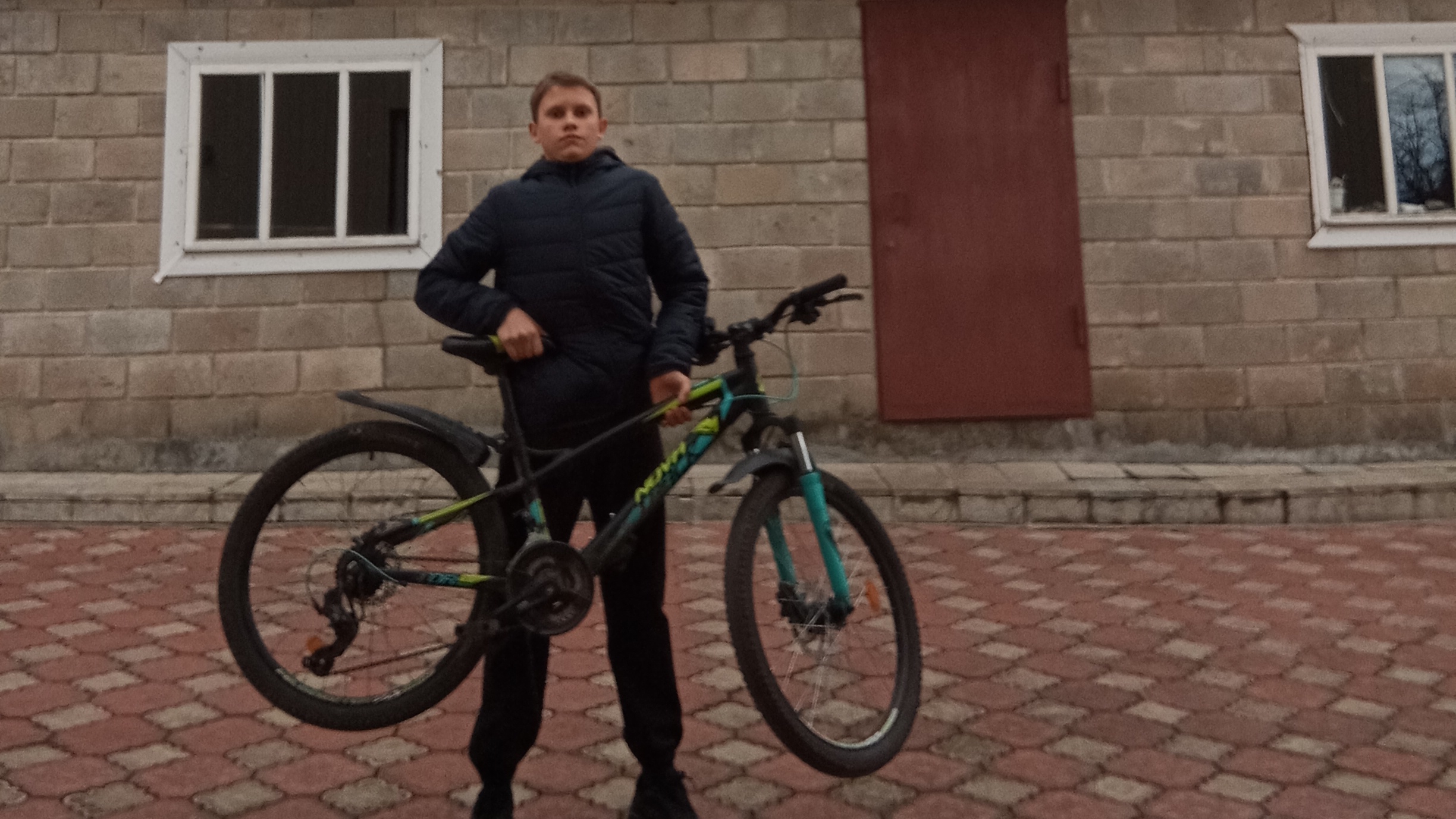 Мою велосипед.