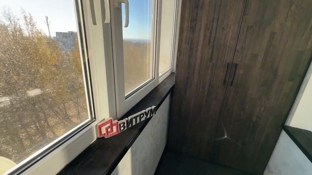 Отделка балкона декоративной штукатуркой. Шкаф из дерева