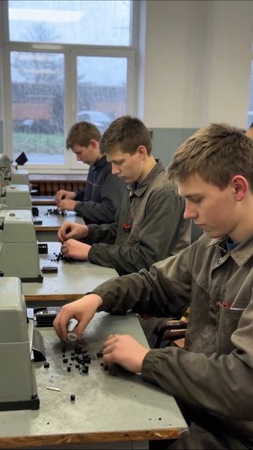 Лишь серые будни: скука и потеря надежды работа молодежь будущее