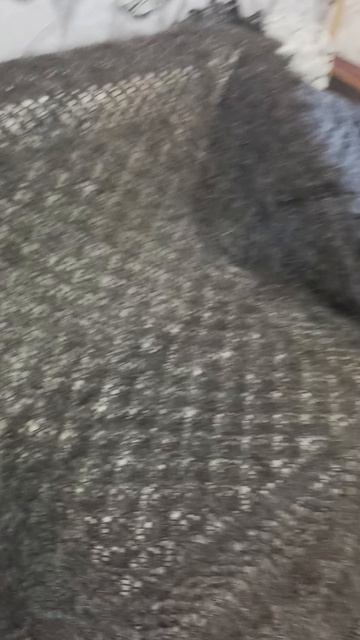 Большой черный пуховый платок ажурной вязки.