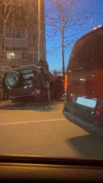 ДТП на Руднева в Хабаровске: Пожарные ставят Prado на колеса