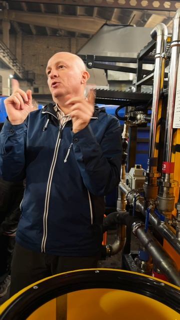 К нам приехали гости  и не с пустыми руками а с желанием разобраться в каждом винтике