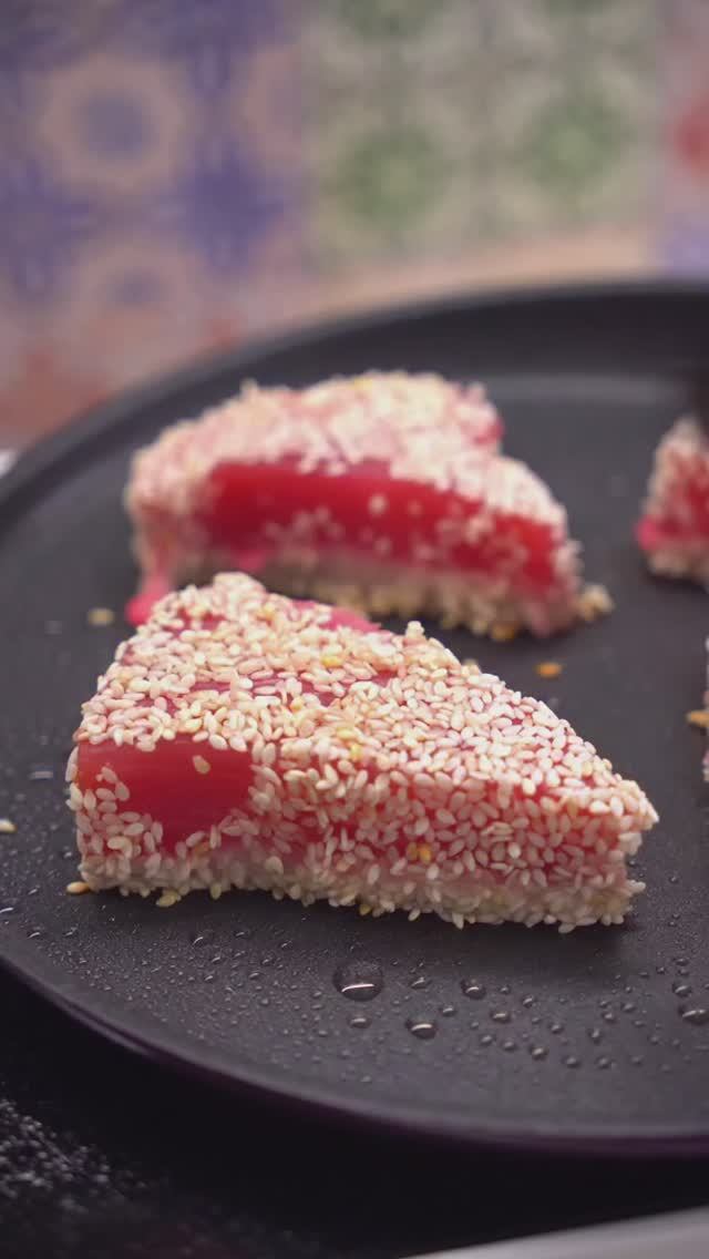 Салат с тунцом на кухонной станции RED COLORCOOK MC550W