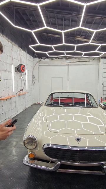 Volvo 1961 г  P1800 заехала в нашу студию. Специально для нее мы торопились скорее закончить ремонт