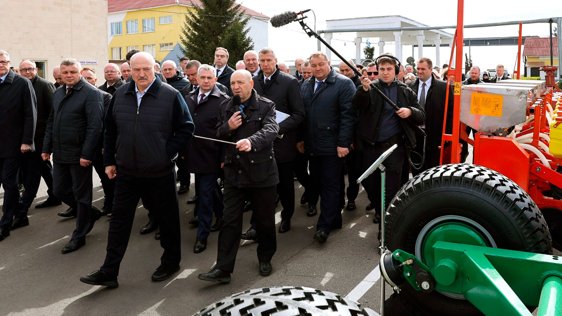 Лукашенко обсудил с механизаторами планы возрождения агросервисов