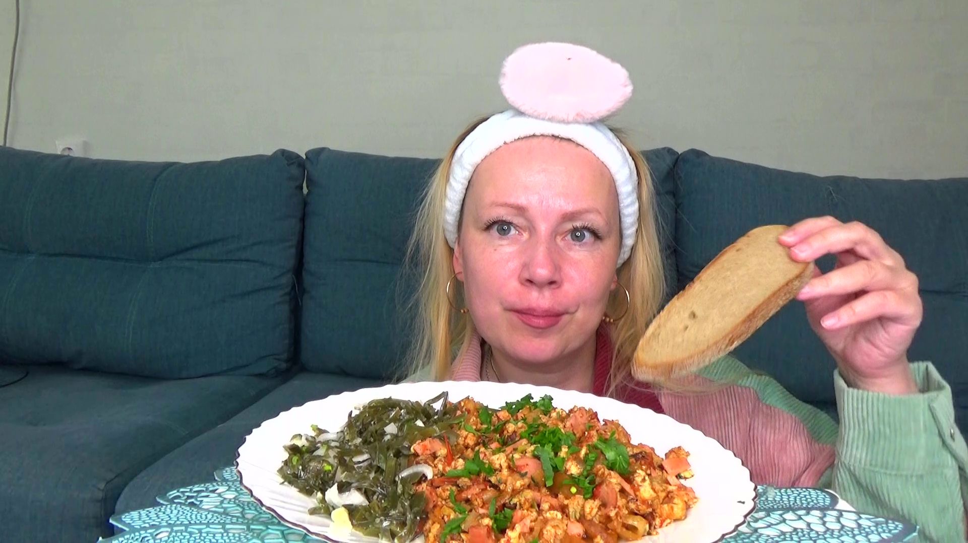 Мукбанг от Яновны должен был быть омлЭт  а в итоге шакшука. Морская капуста. Еда вкуснота.