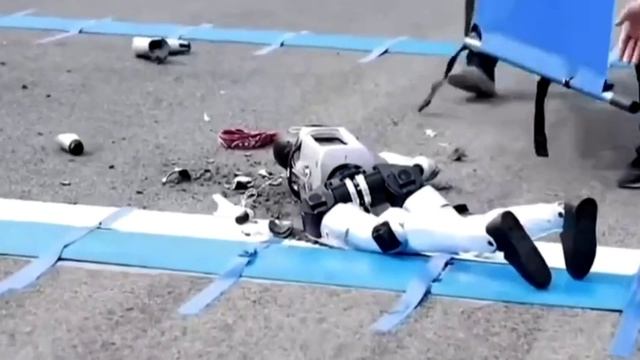 Робот развалился на соревнованиях по бегу