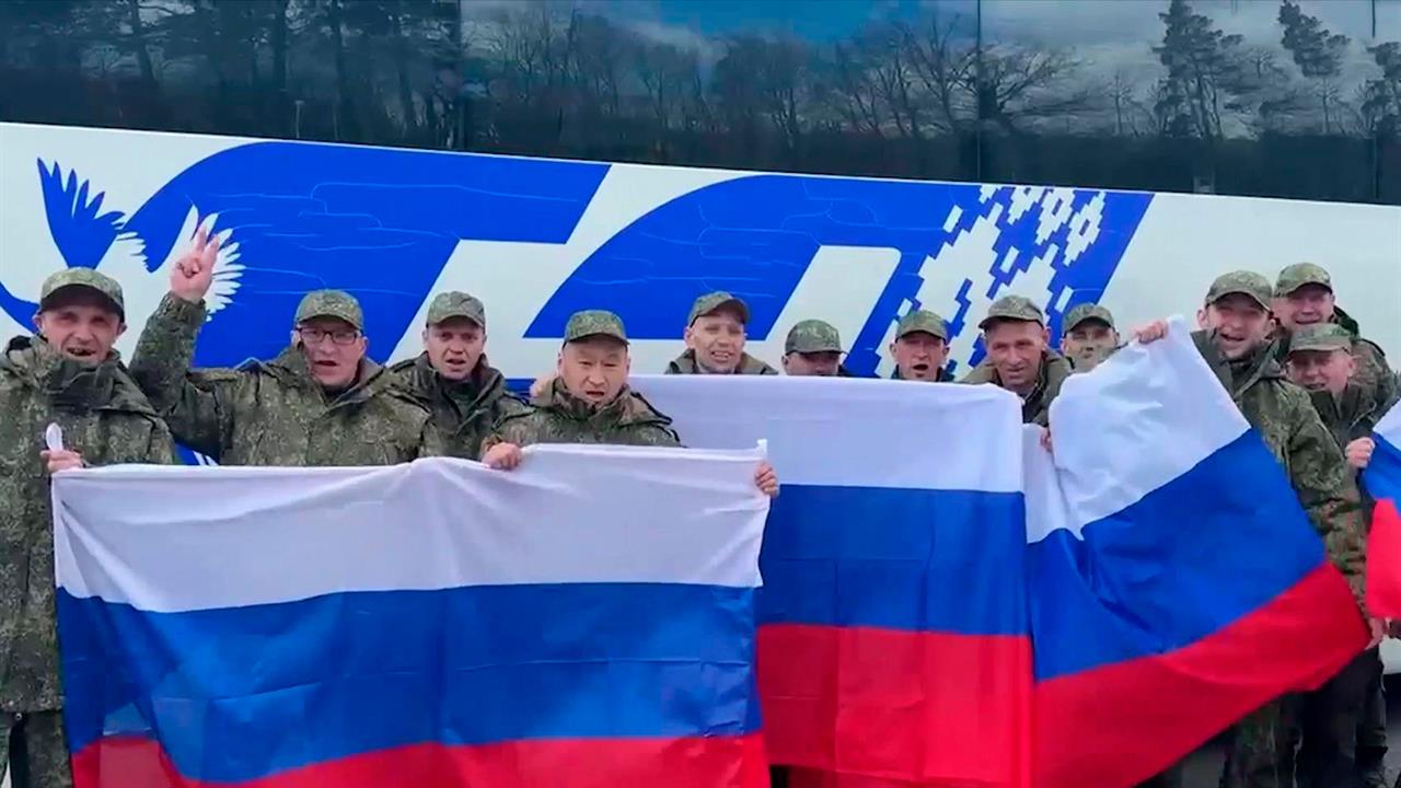 Появились кадры возвращения военных ВС РФ после обмена с Украиной