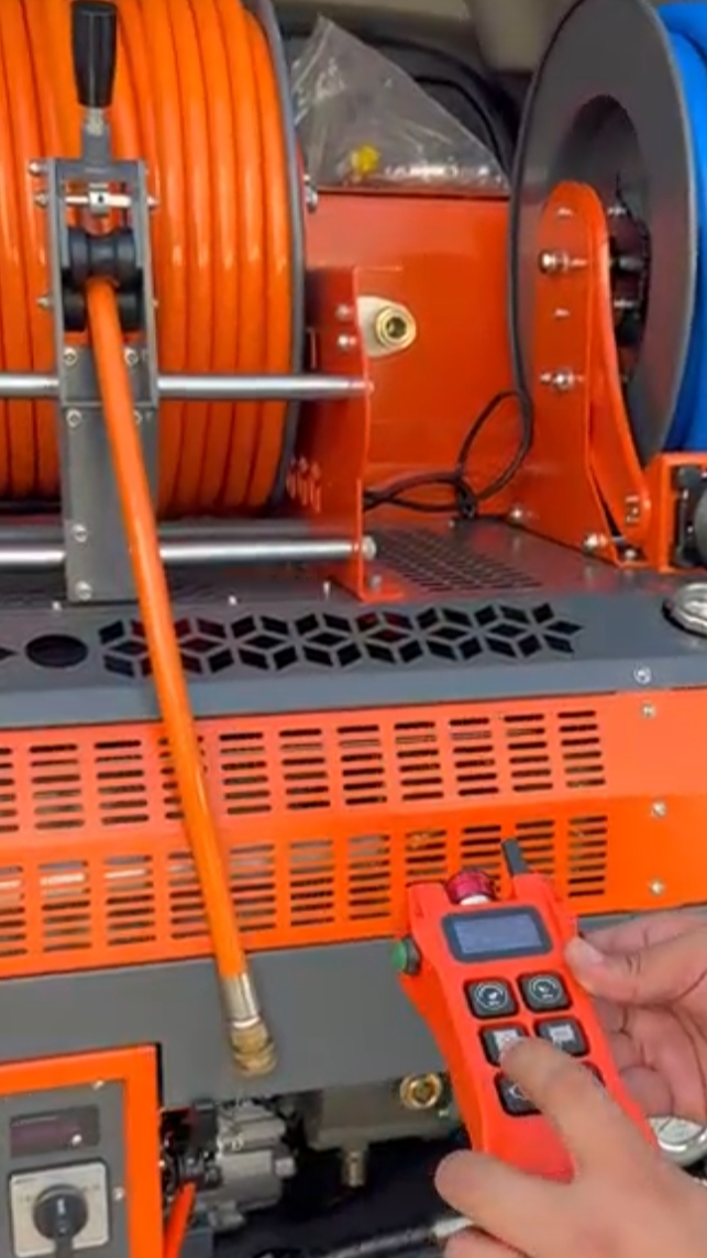 Гидродинамическая прочистная установка Warrior Pro 3040 - функционал беспроводного пульта управления