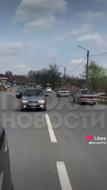 В Ингушетии молодые люди праздновали свадьбу и устроили на дороге стрельбу: водители на тонированных