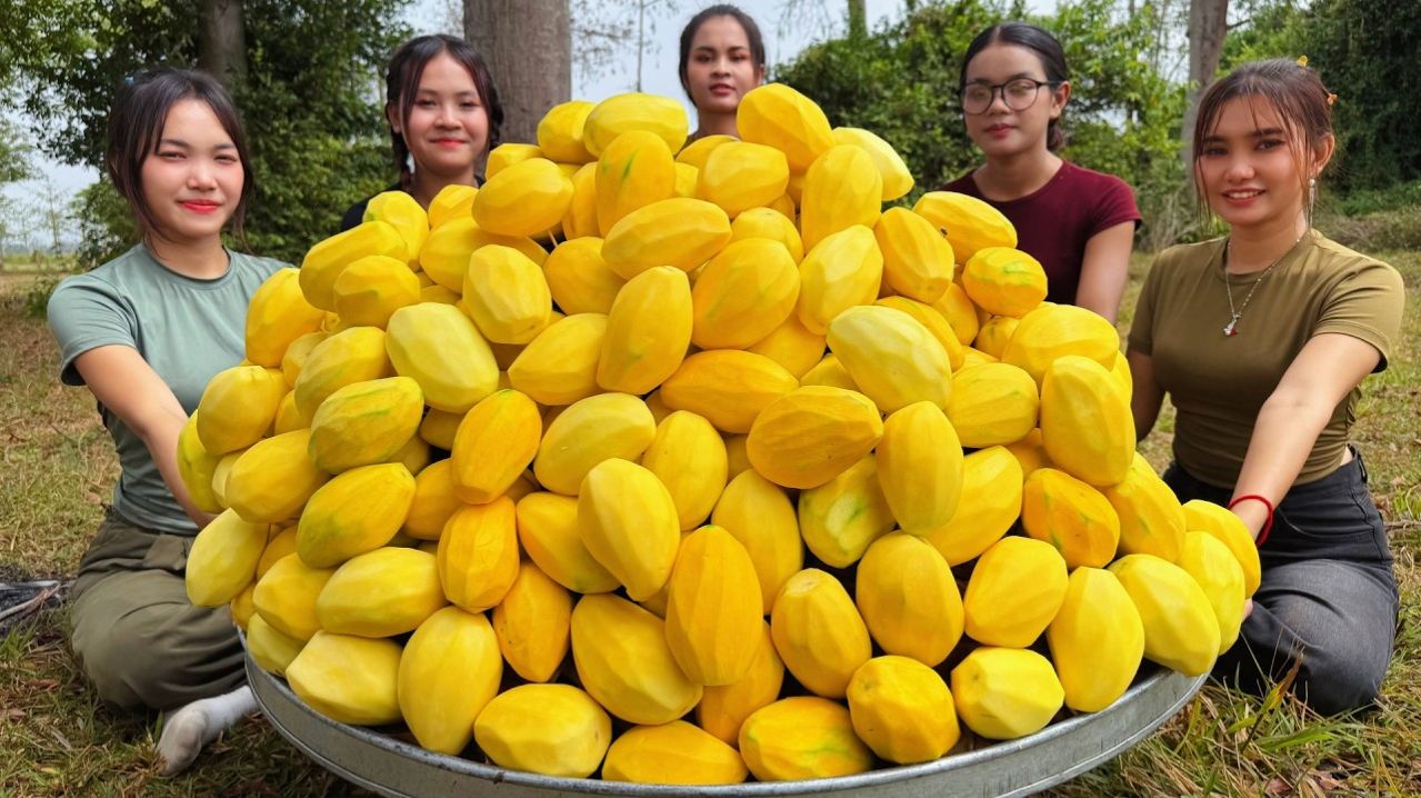 Девушки показывают потрясающий рецепт приготовления зеленого манго с соусом чили