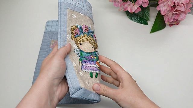 оформила вышивку в текстильную папку с использованием пэчворка и в первые свободно ходовой стежкой