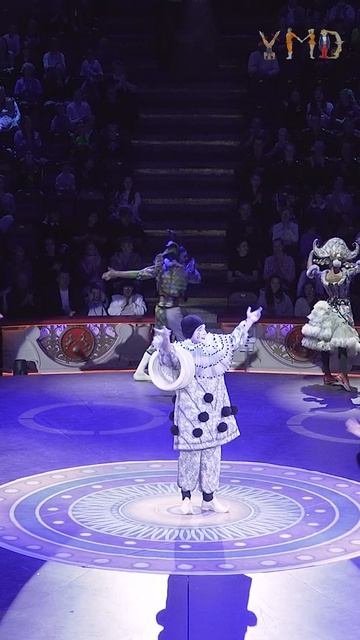 Жонглёры умеют удивлять скоростью и ловкостью с которой владеют булавами мячами и кольцами. П...