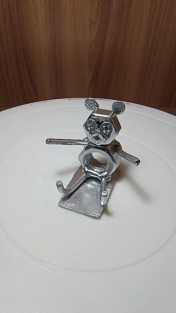 Игрушечный медвежонок