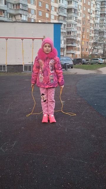 Алиса прыгает в прыгалки.  Апрель 2026 год .