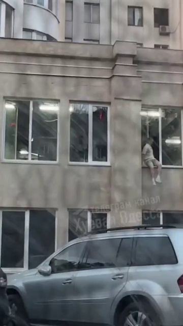 Качки выпрыгивают из окон фитнес-клуба после визита ТЦК в Одессе.