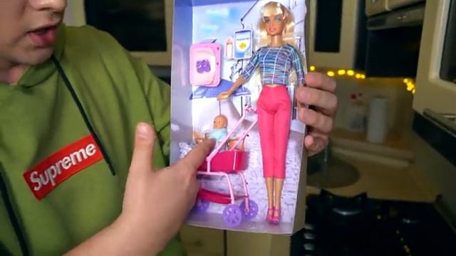 ЖЕСТЬ РАЗРЕЗАЛ КУКЛУ БАРБИ в 300 _в ее голове камера_ куклы барби следят за нами