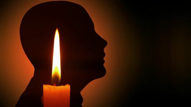 ГОРИТ ПРЕД ОБРАЗОМ СВЕЧА