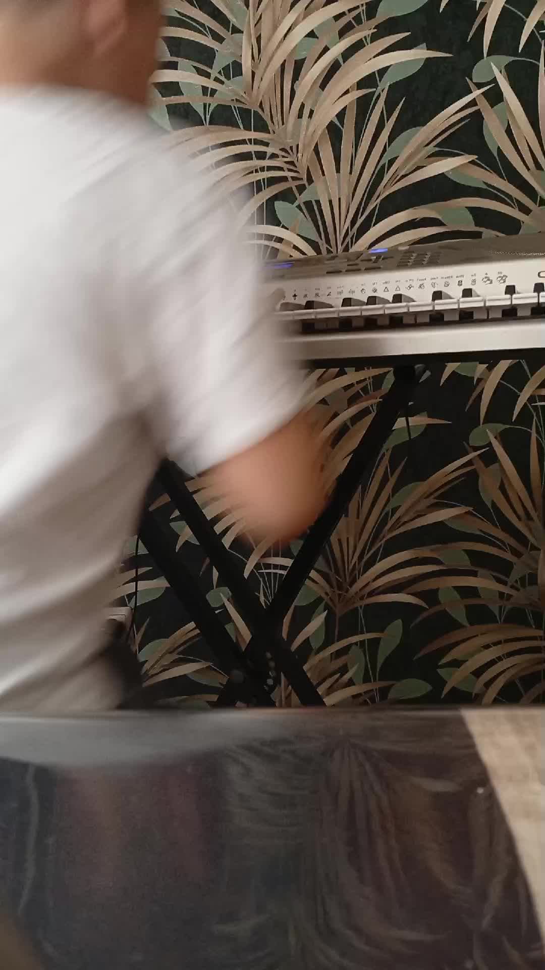 играю на синтезаторе