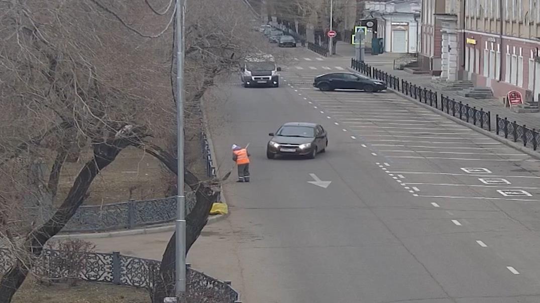 Помешал пьяный пассажир: в Улан-Удэ водитель сбил пенсионерку-дворника