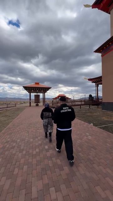 Иришка в сопровождении охраны осматривает достопримечательности