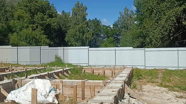 обшиваю забор металлопрофилем