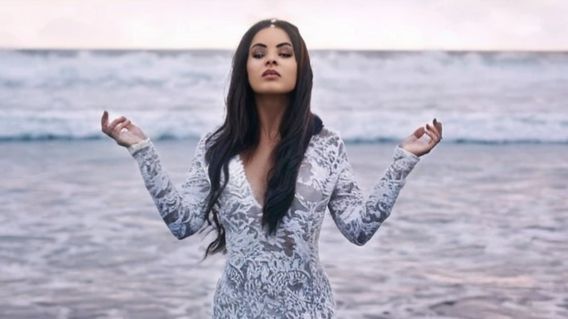 Queen Nastya - The Magical Dress