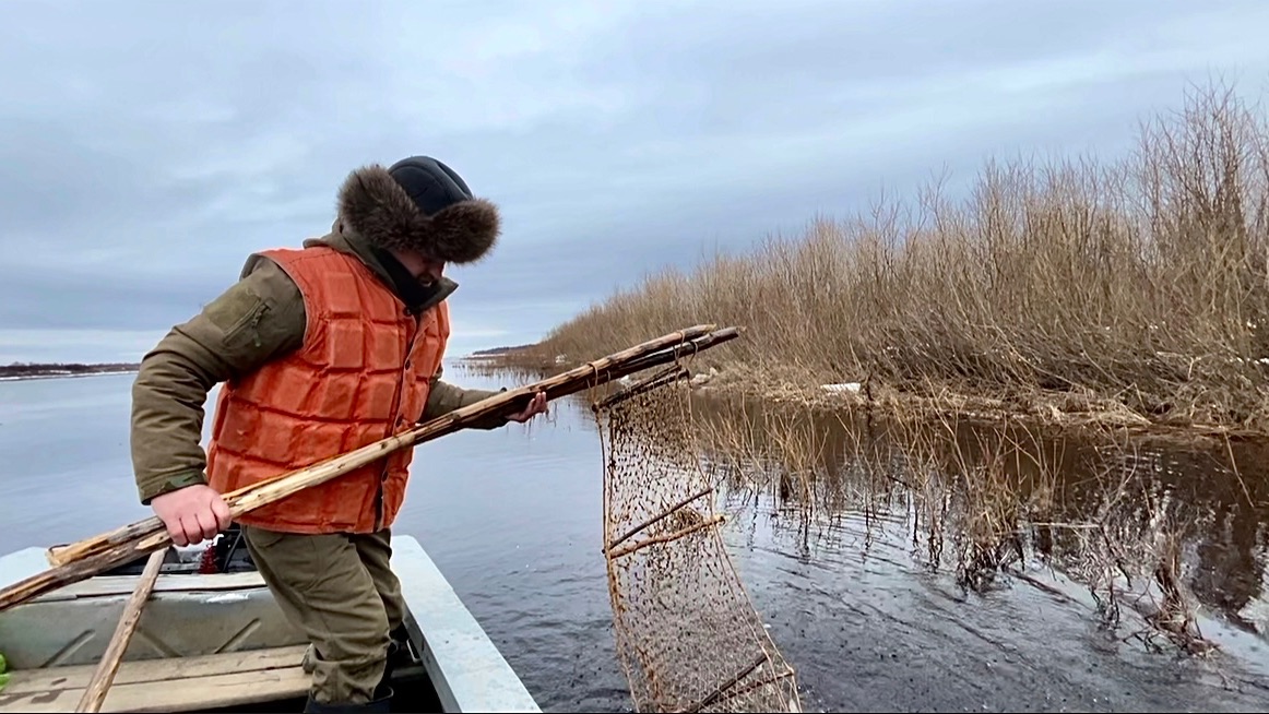 Спустил лодку. Поставил и проверил фитиль и сеть. Первый улов.