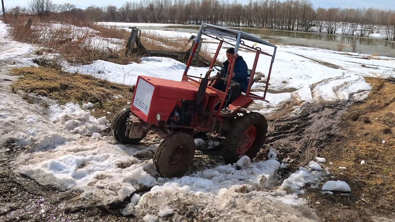 Застрял на тракторе Т-25!  Варим телегу.