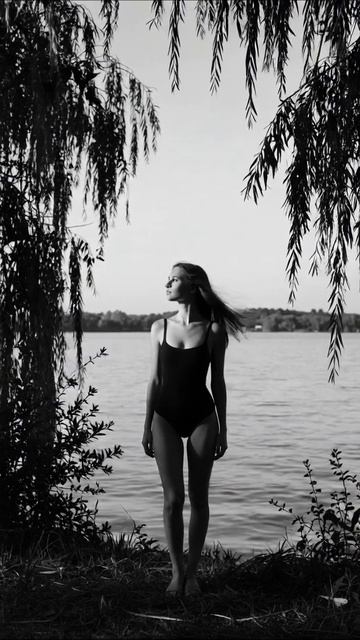 Ностальгия у воды: черно-белая фотосессия мода фотография водоем чернобелое