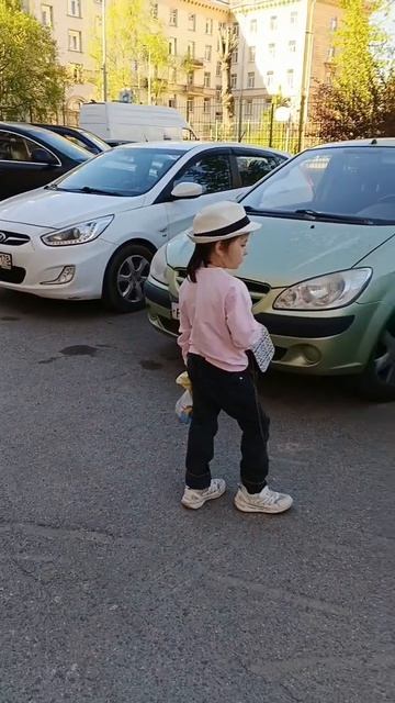 приехали с Олей с дачи домойв Питер.