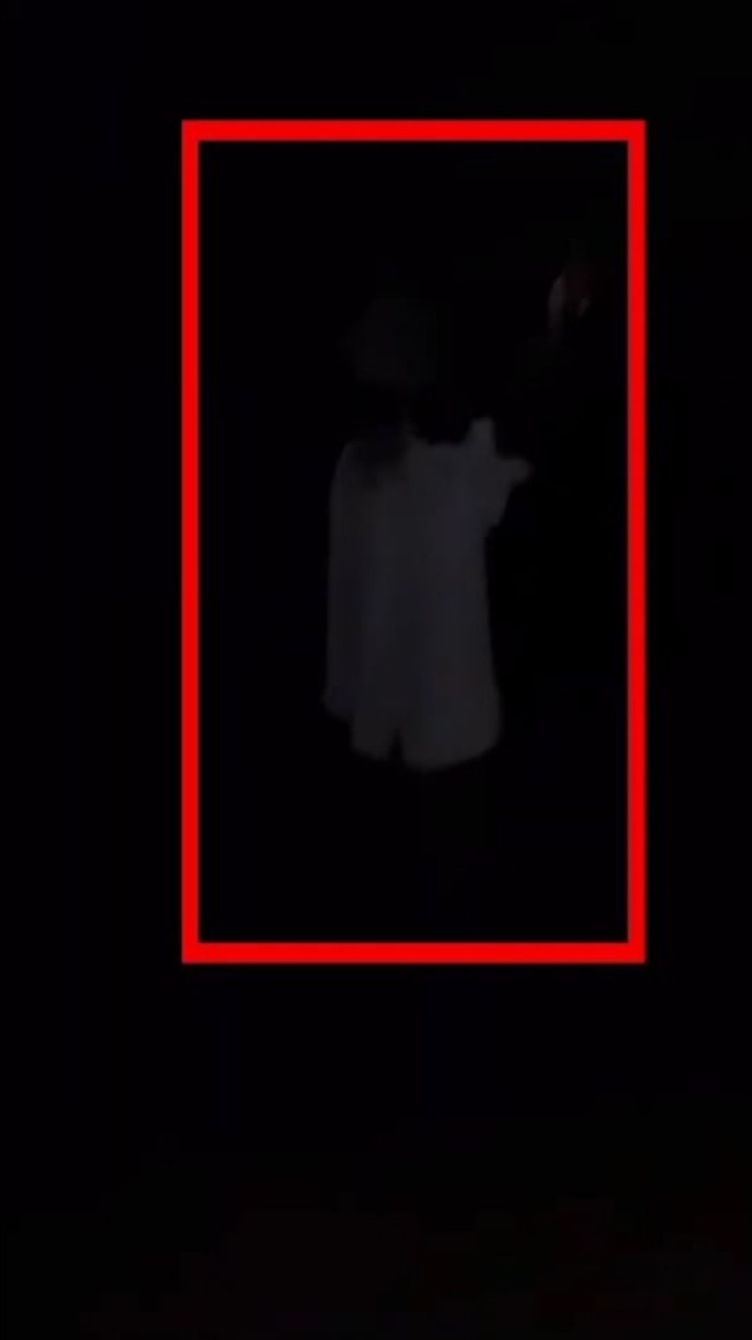 Турист заблудившийся в лесу случайно заснял призрак ведьмы ночью