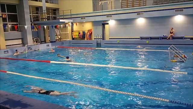 Девять человек наслаждаются игрой один петушок бесится и изливает гниль