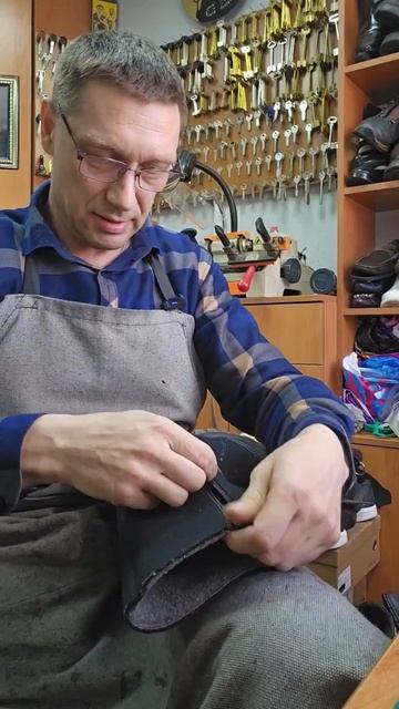 Казалось бы простая вещь - вставить бегунок в молнию но не всё так очевидно