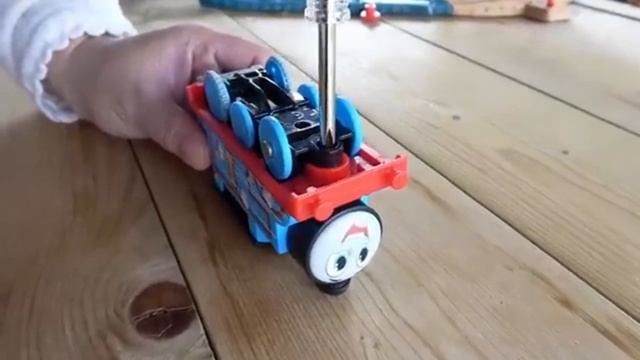 Паровозики Томас и его друзья для детей. Изучаем железную дорогу и проверяем её.детивидеодлядетей