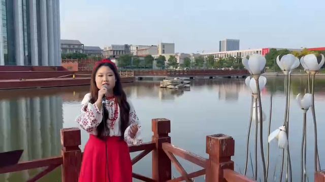 В горнице исполняют Ци Ци и Хуан Юцзе