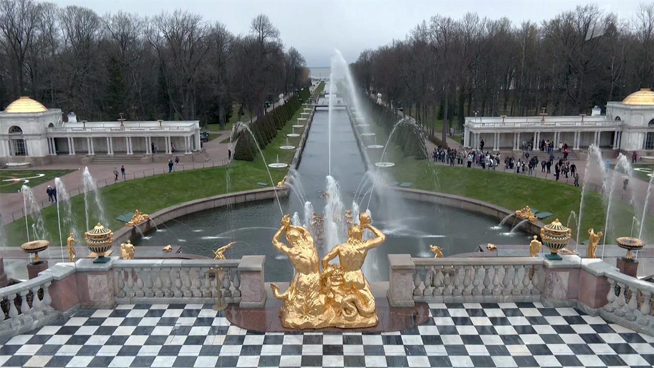 В Петергофе стартовал долгожданный сезон фонтанов.