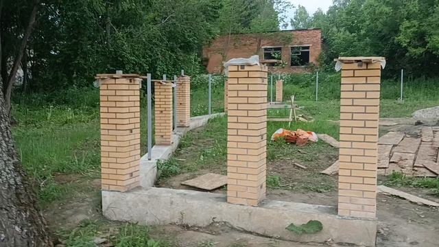 приближаясь к финишу по кладке столбов забора