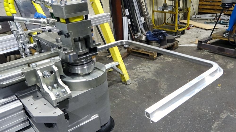 Качественная гибка профиля для окон автоприцепа на минимальной скорости  - чпу трубогиб MASTER