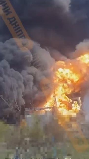 Все больше потрясающих видео с пожаром в Днепропетровске расходятся по интернету.