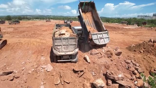 Разгрузке грузовиков засыпает теретория для стороительстов