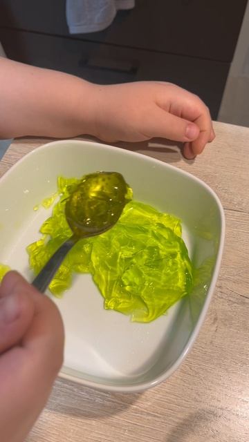 Ложка гуляет по тарелкеЗелёное желе не сдаётся