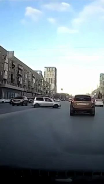 Пикирует слева на улице Масленникова в Омске