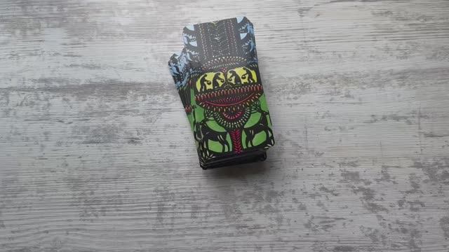 что думает о вашей ссоре? и придет ли мириться? таро-расклад