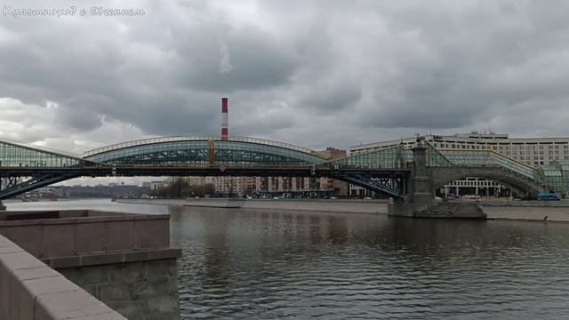 Весна в Москве. Ростовская набережная и мост Богдана Хмельницкого.